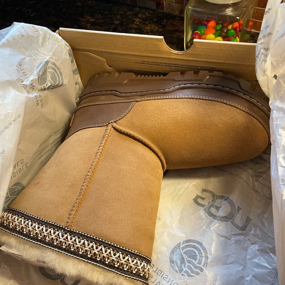 UGG Classic Short Trailgazer Boots - Tan and Brown - Picture 7 of 7